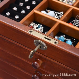 Boite a bijoux en bois sculpté