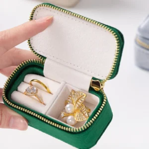 Mini boite à bagues en velours