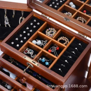 Boite a bijoux en bois sculpté