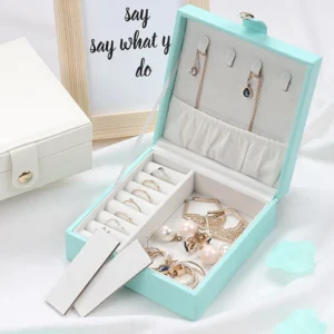 Petite boite à bijoux à bouton pression