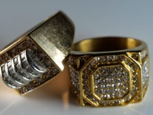 La bague chevalière : histoire et évolution de ce bijou emblématique